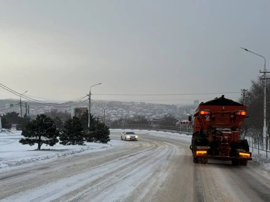 Коммунальная техника работает с раннего утра