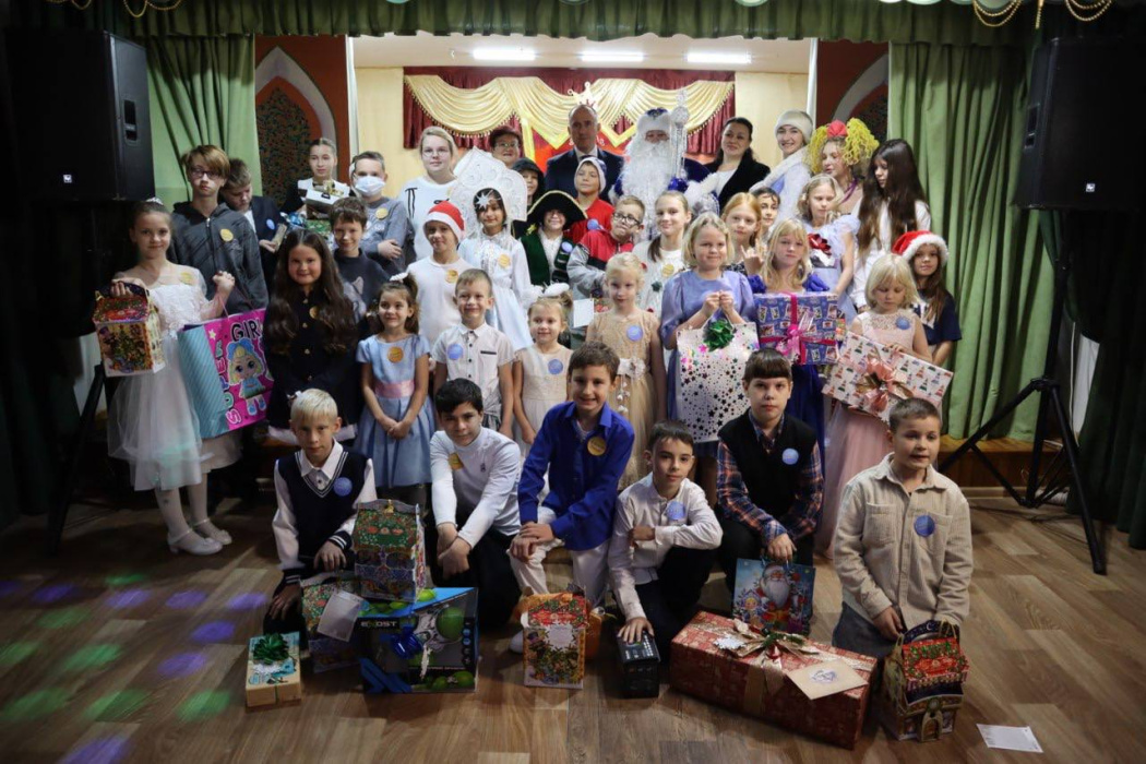 В Геленджике уже в одиннадцатый раз провели новогодний праздник для опекаемых ребятишек