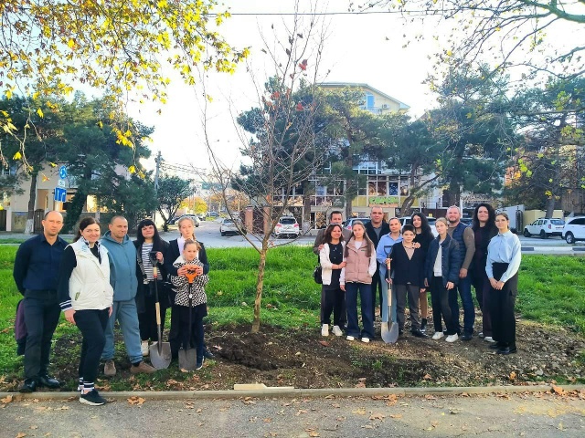 На ул. Леселидзе жители города, семьи воспитанников ЦРТДиЮ вместе с депутатами Думы Геленджика Ходыревой Татьяной Николаевной и Степановой Татьяной Петровной посадили платаны.