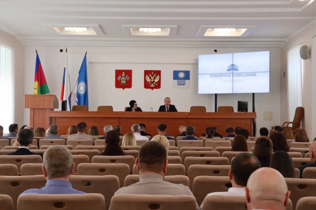 Геленджик готовится к летнему курортному сезону Геленджик готовится к летнему курортному сезону