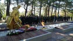 Торжественное возложение цветов к мемориалу Воинской Славы
