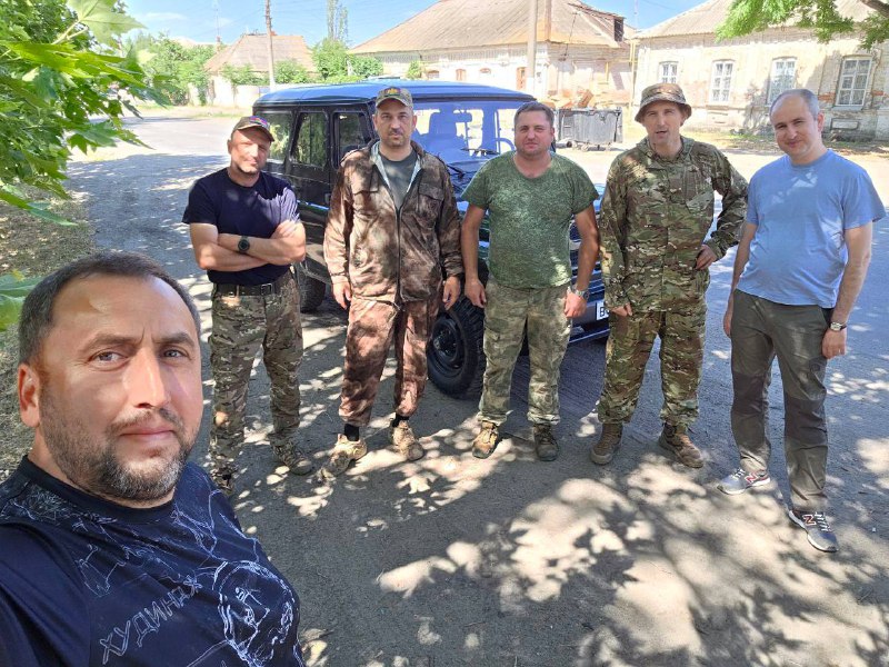 В команде Сослана Икоева председатель Думы Геленджика Димитриев Михаил Дмитриевич выехал в Мелитополь для передачи автомобиля УАЗ Хантер нашему герою из Геленджика с позывным «Пастырь».