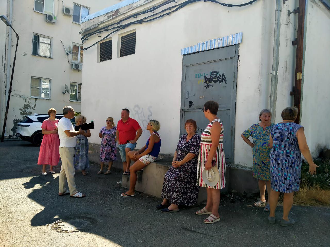 Сход с жителями на улице Свердлова.