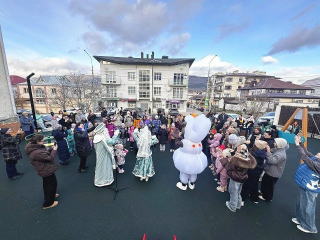 Новый год в каждый двор на новой детской площадке по ул. Озёрной, 27