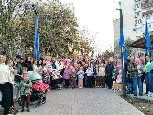 В микрорайоне Парус прошла совместная посадка деревьев с участием жителей. В микрорайоне Парус прошла совместная посадка деревьев с участием жителей.
