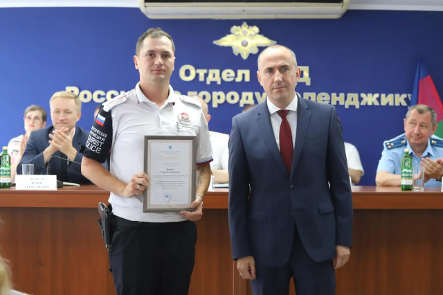 Сотрудники полиции получили награды за добросовестную службу