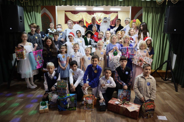 В Геленджике уже в одиннадцатый раз провели новогодний праздник для опекаемых ребятишек