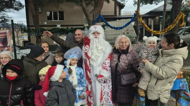 Новый год в каждый двор на детской площадке по ул. Свердлова, 30