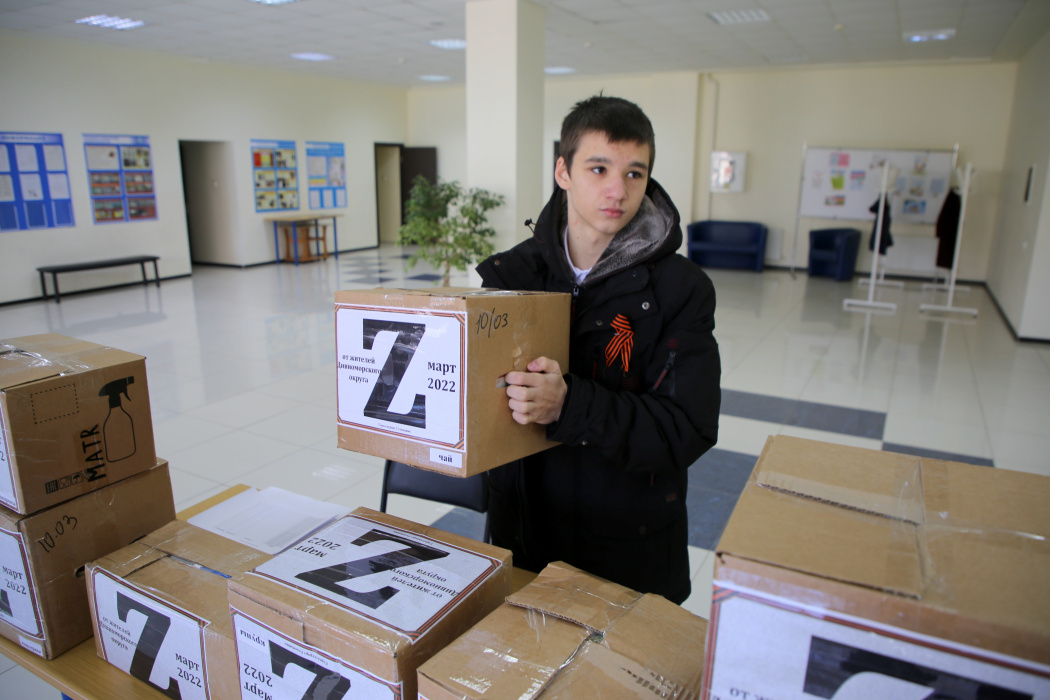 Учащиеся школы Дивноморского передали гуманитарную помощь для жителей Донбасса