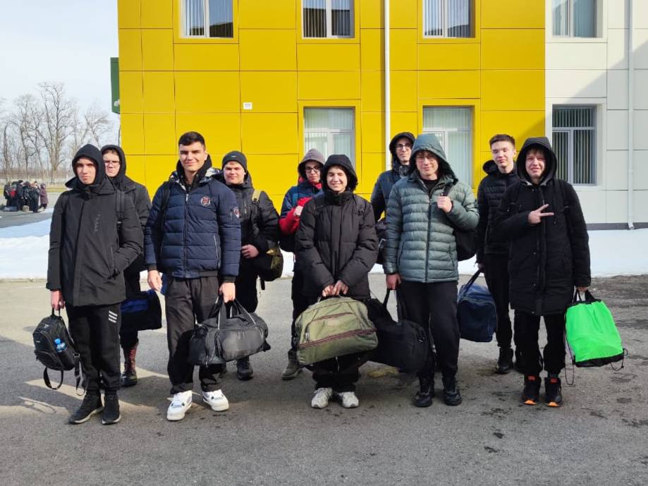 Наши десятиклассники из Геленджика активно участвуют в программе, которая проходит на базе центра «Патриот» в Динском районе Наши десятиклассники из Геленджика активно участвуют в программе, которая проходит на базе центра «Патриот» в Динском районе