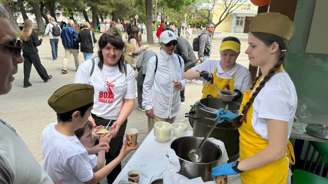 В Геленджике раздали около 5,5 тысяч порций «Солдатской каши» 