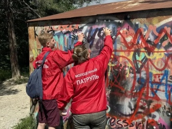 «Молодежный патруль» очищает город от опасных надписей