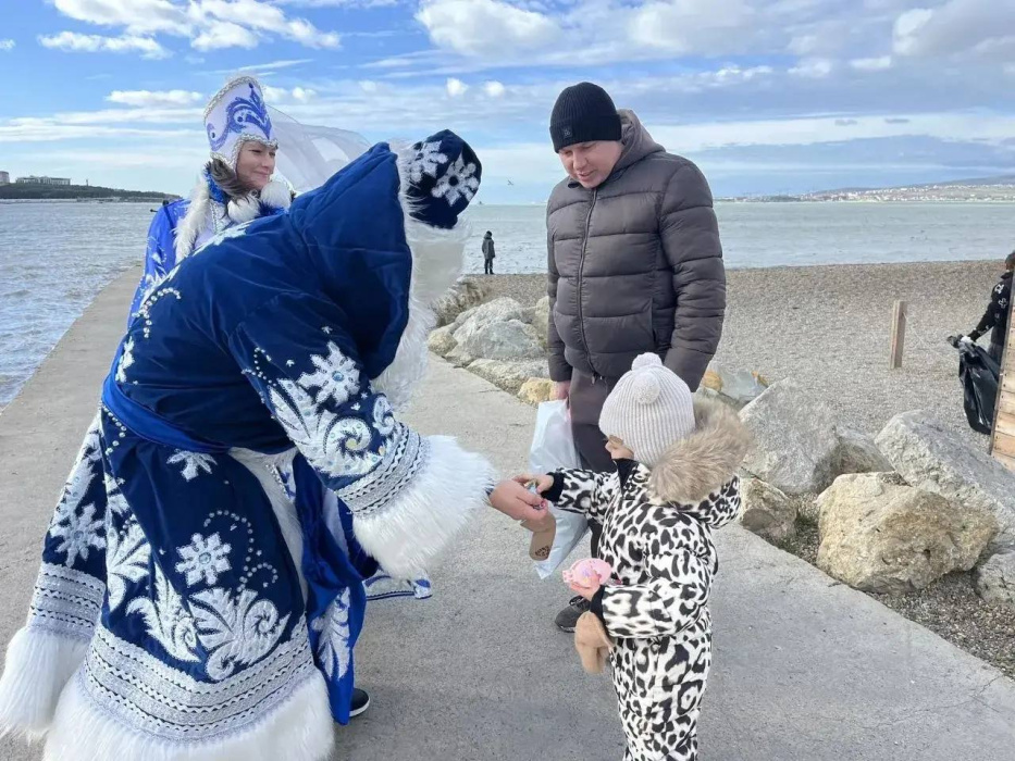 На набережной каждый день можно встретить Деда Мороза и Снегурочку