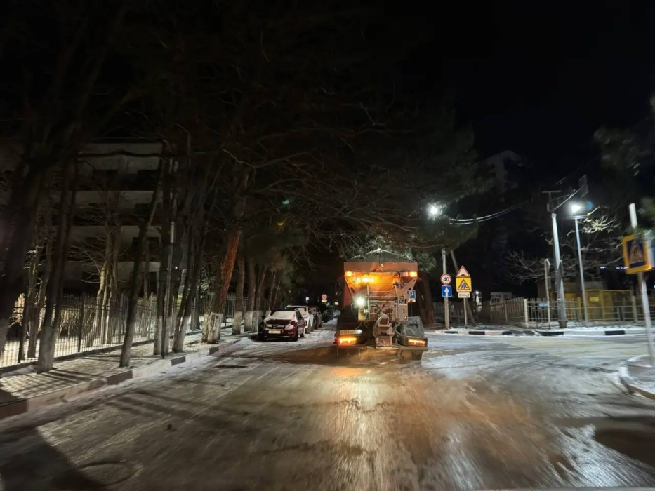 С четырёх часов утра в Геленджике работают коммунальные службы