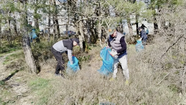 Пожарные и спасатели Геленджика вышли на субботник Пожарные и спасатели Геленджика вышли на субботник