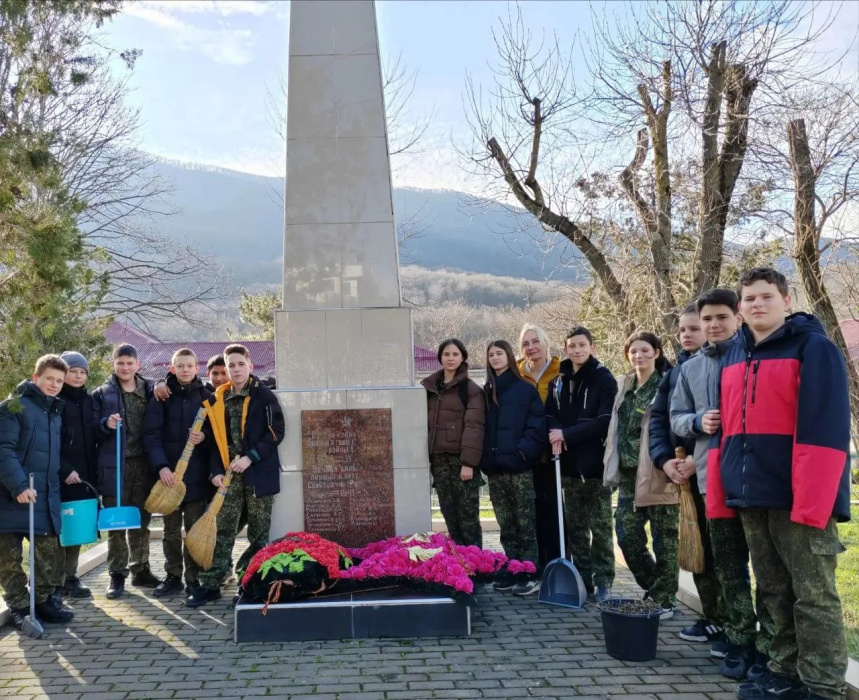 Школьники Адербиевки привели в порядок воинские мемориалы 