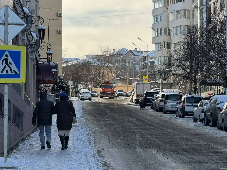 С раннего утра коммунальная техника вновь работает на улицах Геленджика