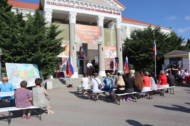 Музей присоединился к празднованию Дня флага