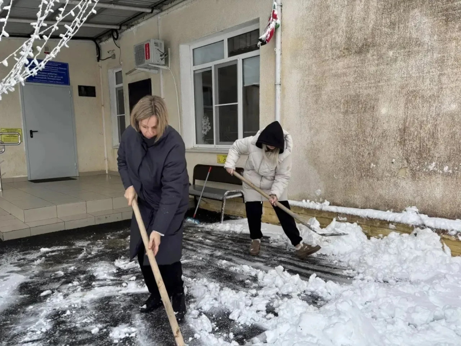 В Пшаде продолжают расчистку снега 