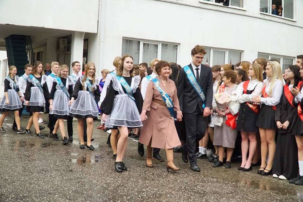 Глава Геленджика поздравил школьников с Праздником последнего звонка 
