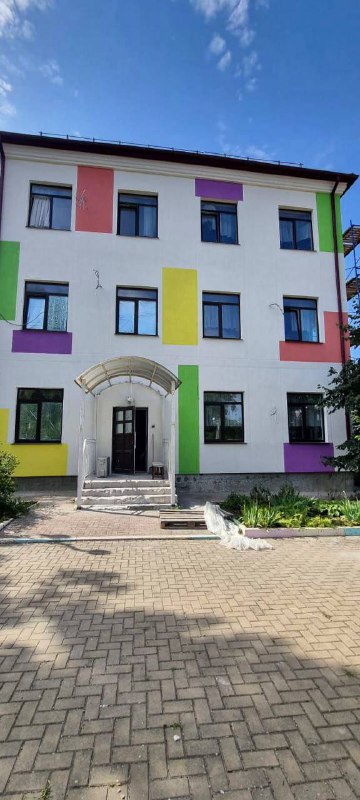 Полным ходом идут работы по капитальному ремонту фасада в детском саду №21 "Теремок"в селе Береговое. 