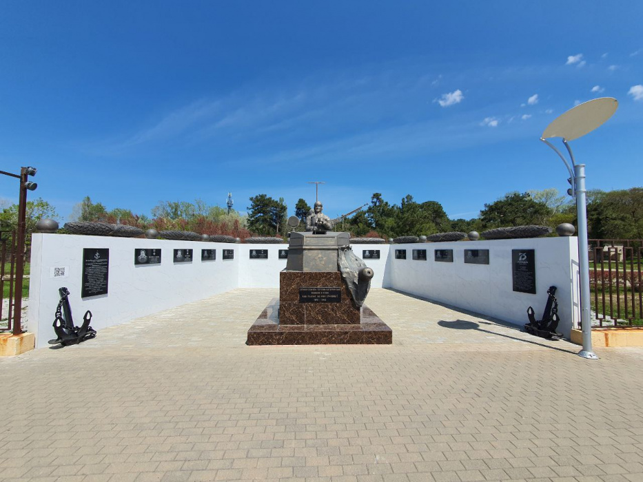 300-килограммовый венок украсил памятник морякам-торпедникам в Дивноморском