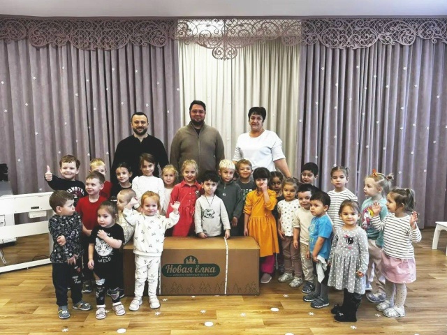 В преддверии новогодних праздников депутаты Думы Геленджика сделали замечательный подарок - в новом детском саду села Кабардинка появилась праздничная ёлка.