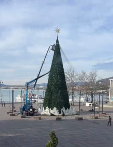 Главную городскую елку на Центральной площади уберут до конца недели