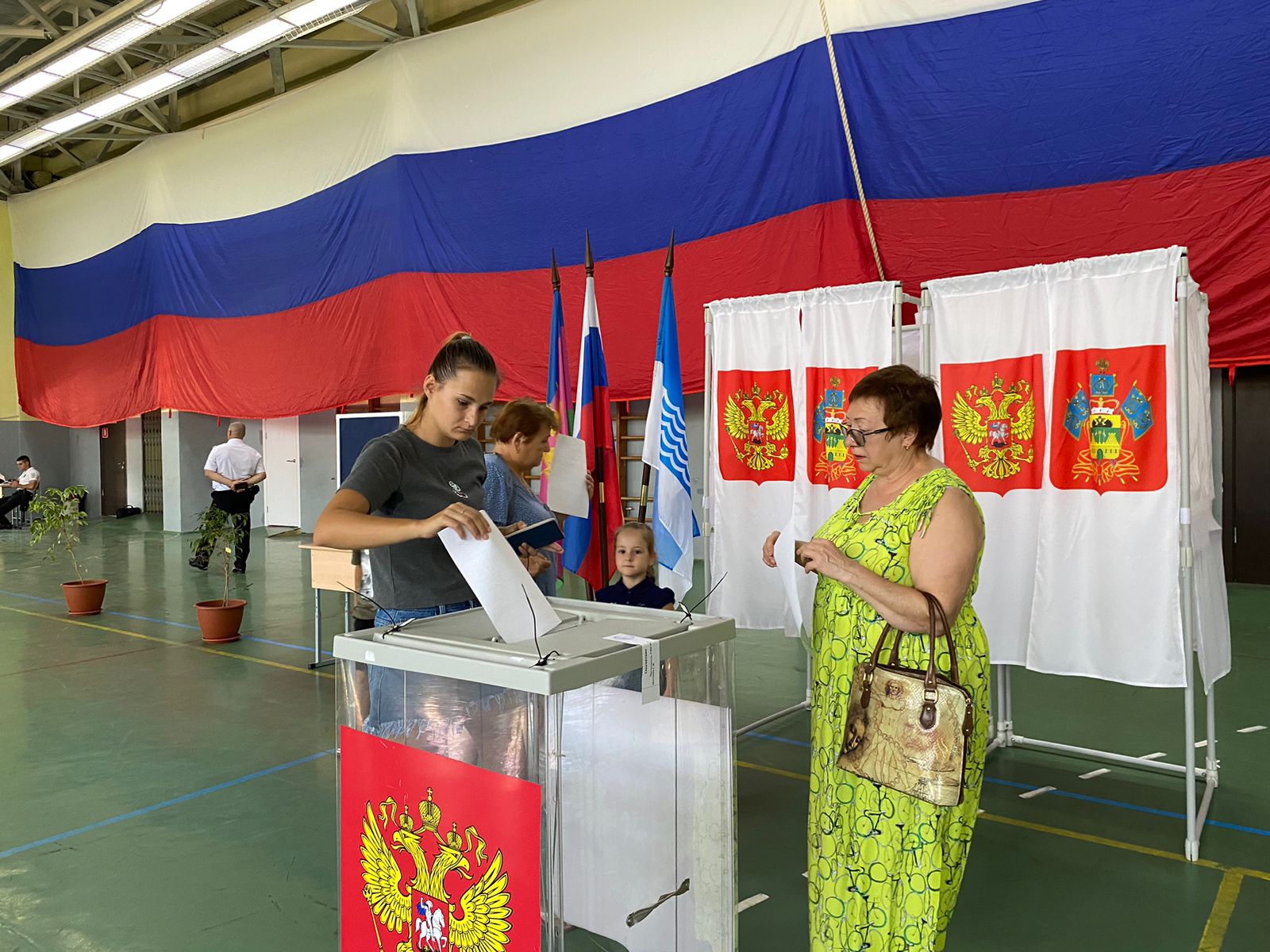 Голосование по дополнительным выборам депутатов Думы продолжается