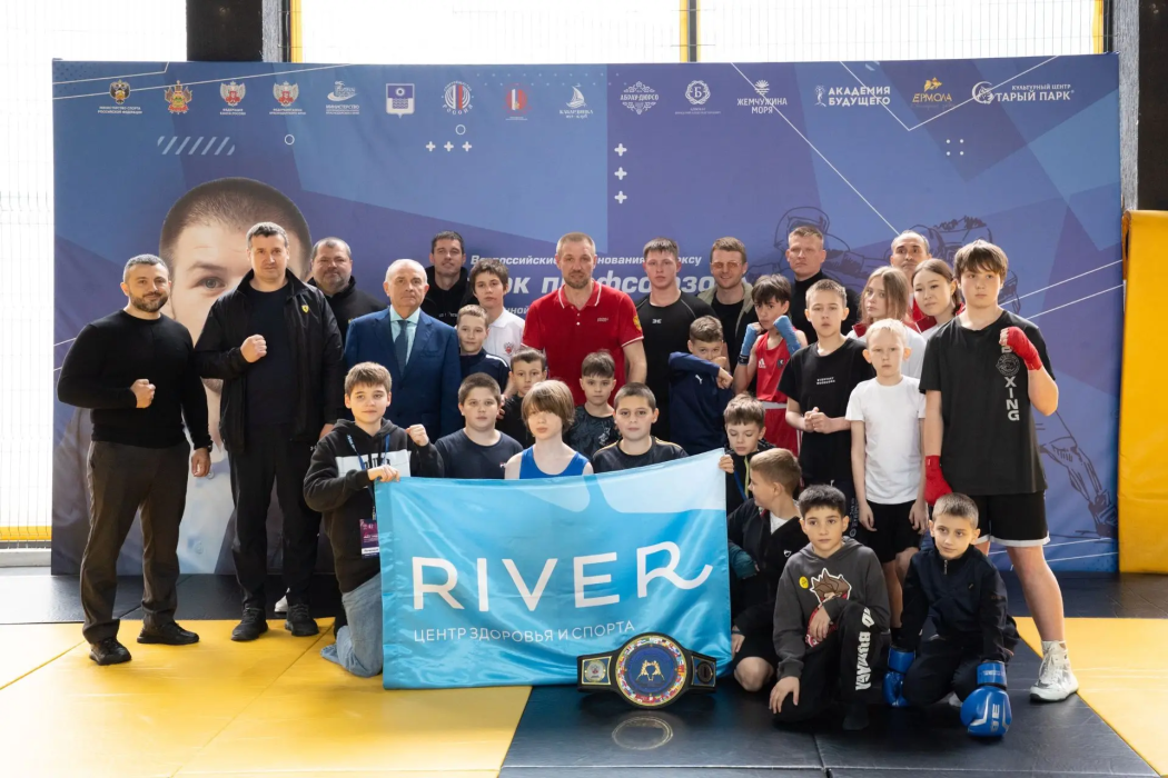 Дмитрий Пирог провёл мастер-класс для юных боксёров Геленджика