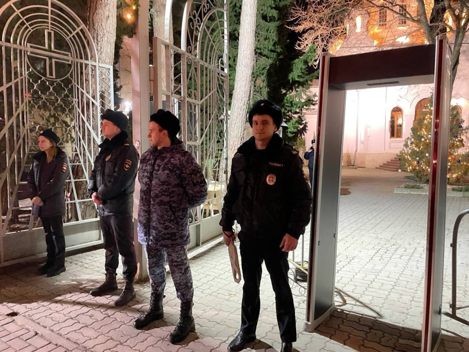 Около 130 правоохранителей круглосуточно несут службу на территориях храмов 