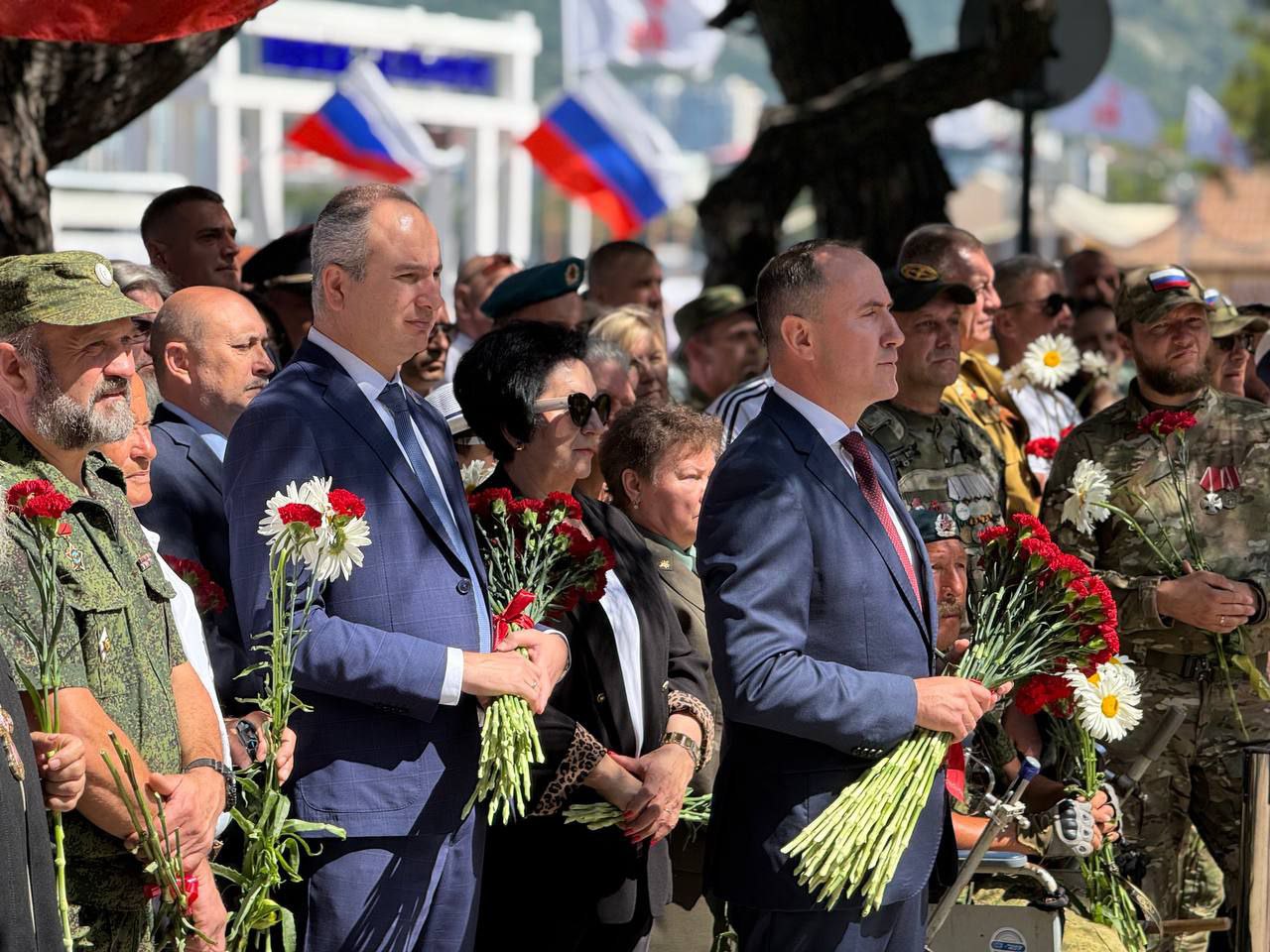 Совместно с главой города Геленджика Алексеем Богодистовым, председателем Думы Геленджика, депутаты Думы, жители и гости города почтили память ветеранов боевых действий у памятника солдатам необъявленных войн.