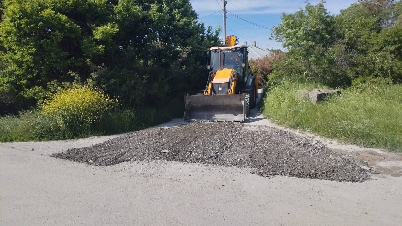 Продолжаются работы по ремонту дорог в Геленджике.