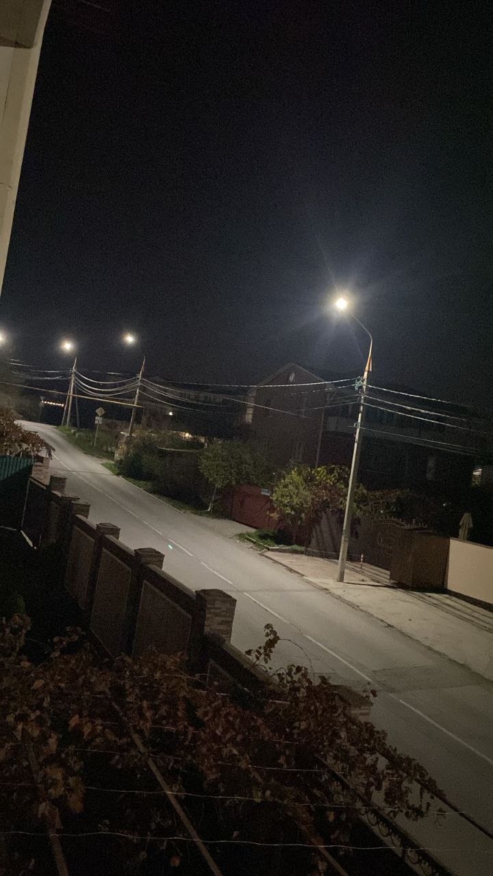 В мкр. Голубая Бухта на улицах Дмитрия Сабинина, Океанологов, Кипарисовая, на переулках 3-й Санаторный и Стрежевой проведен капитальный ремонт линий наружного освещения.