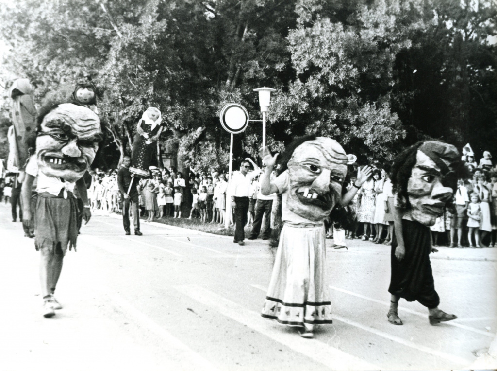 Карнавальное шествие в честь открытия «Сезона-1983», 4 июня 1983 год, город Геленджик, фото С. Г. Каторжнова (фонд фотодокументов, №372)
