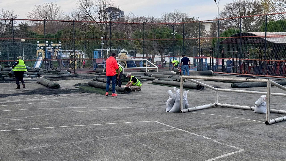 К Новому году в микрорайоне Парусе обновят покрытие на спортплощадке