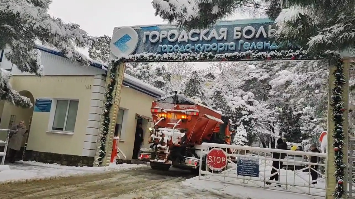 Приоритетная расчистка подъездов к медицинским учреждениям Геленджика