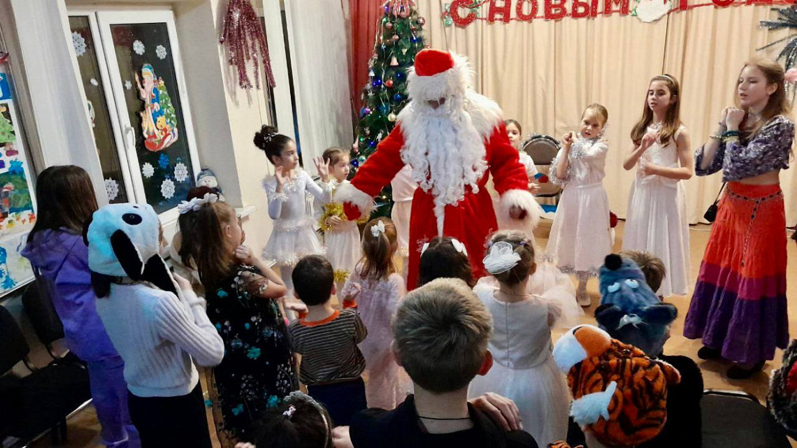 Сотни маленьких жителей округов Геленджика получили подарки Сотни маленьких жителей округов Геленджика получили подарки