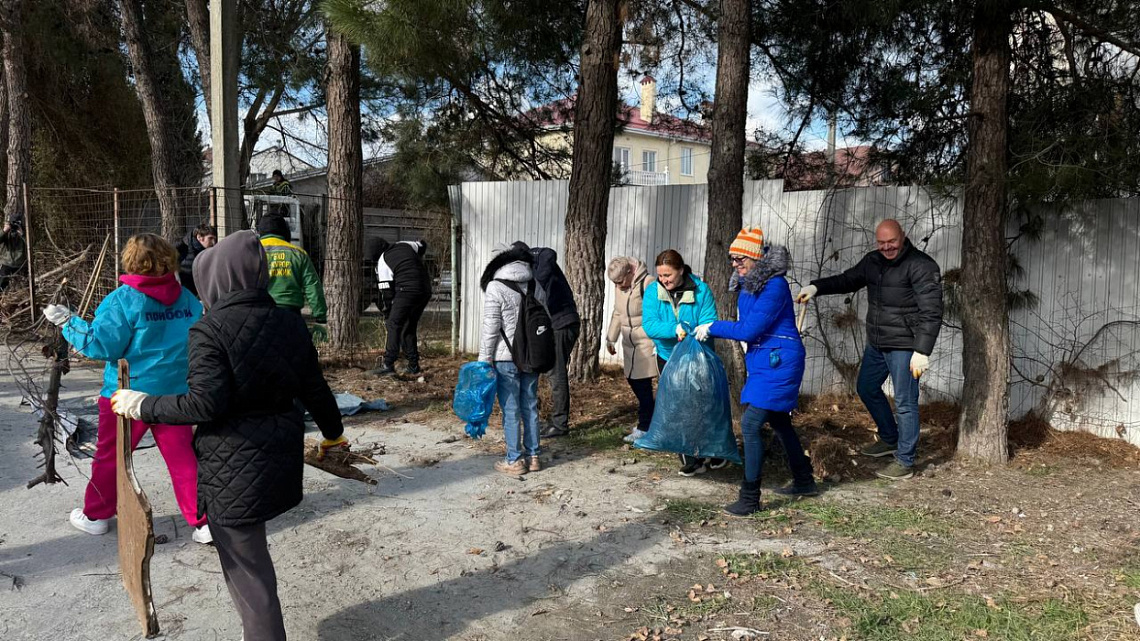 Пресса Геленджика участвует в субботнике Пресса Геленджика участвует в субботнике