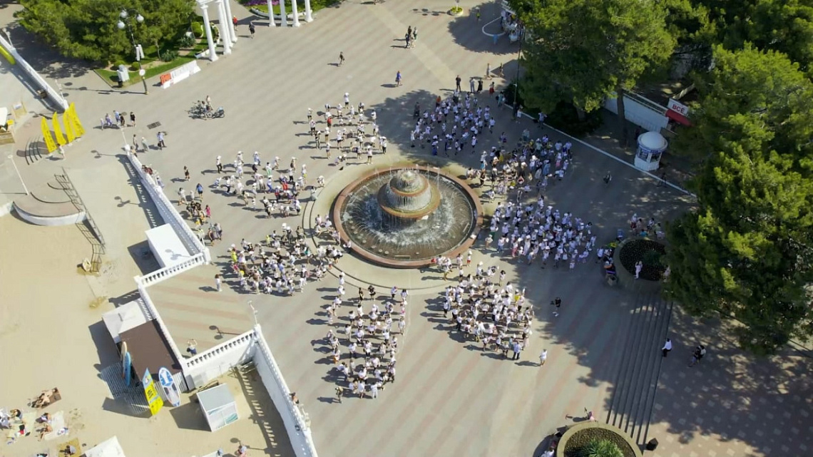Зарядка и "ромашка" у фонтана. Так сегодня проходит день в Геленджике Зарядка и "ромашка" у фонтана. Так сегодня проходит день в Геленджике
