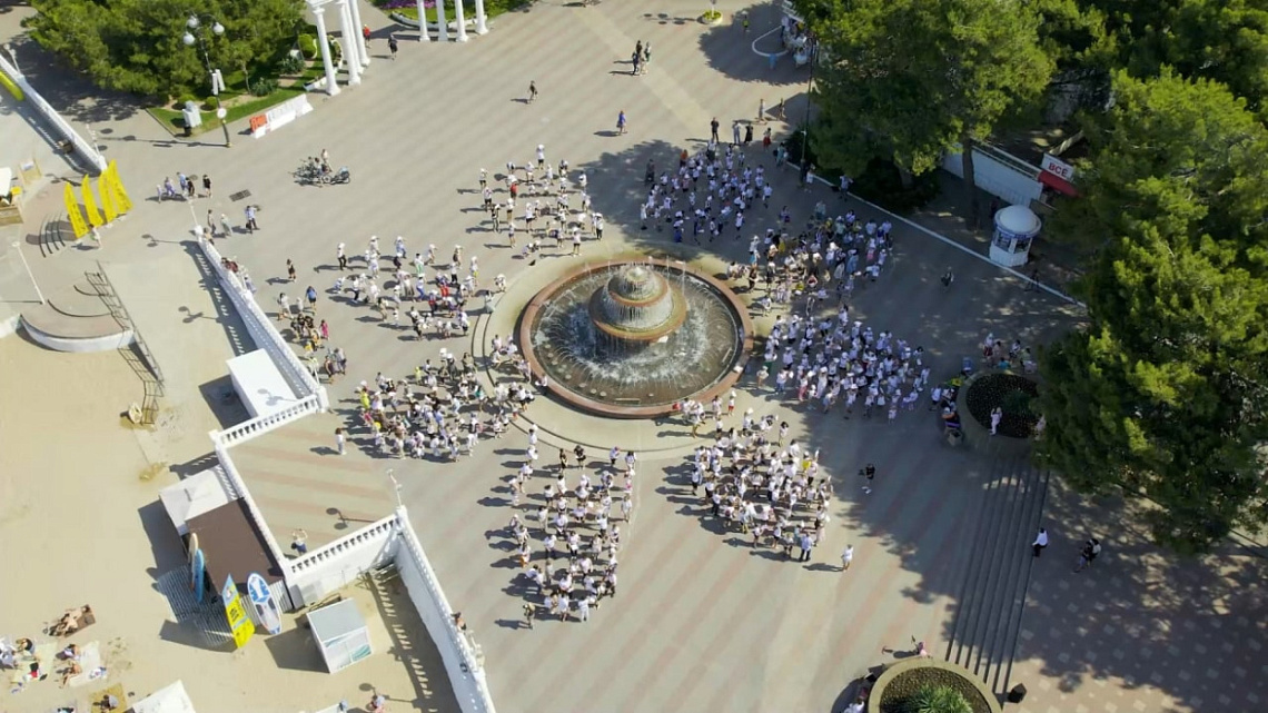 Зарядка и "ромашка" у фонтана. Так сегодня проходит день в Геленджике